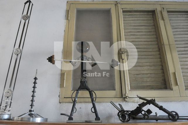 Un santafesino que fabrica objetos artesanales con lo que otros desechan