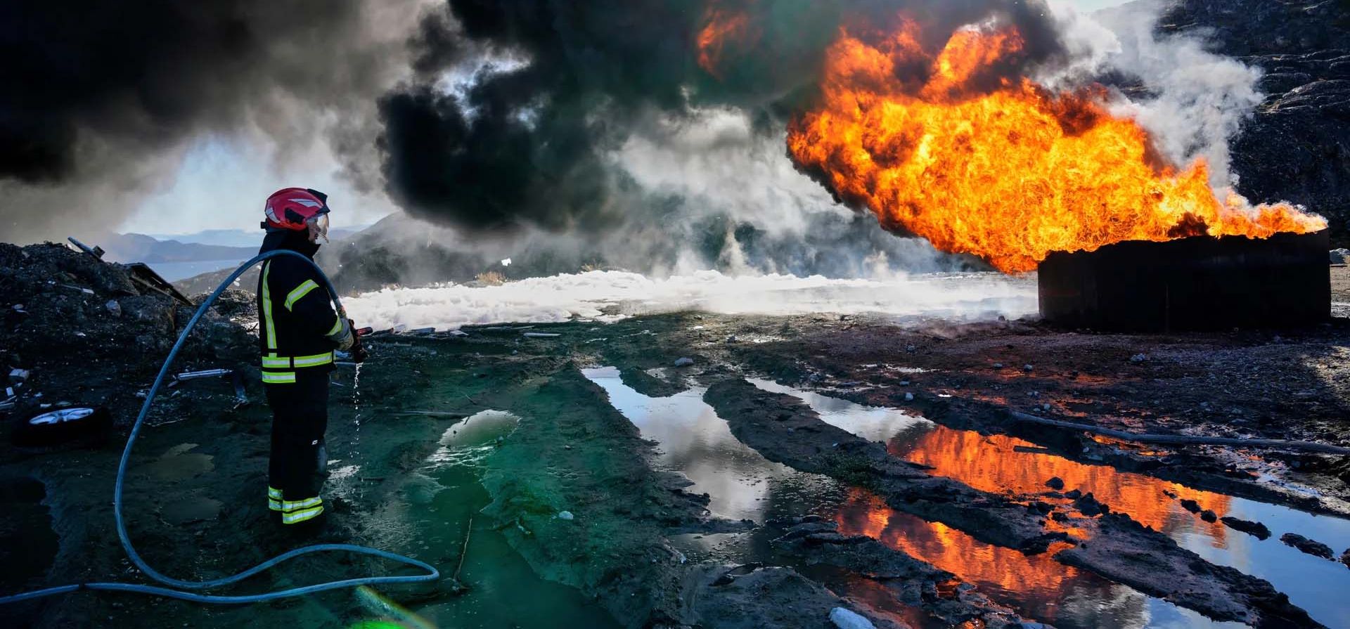 Jóvenes bomberos groenlandeses participan en el entrenamiento básico del Ártico, supervisado por el ejército danés, Sisimiut, Groenlandia. Fotografía: Ebrahim Noroozi/AP Jóvenes bomberos groenlandeses participan en el entrenamiento básico del Ártico, supervisado por el ejército danés, Sisimiut, Groenlandia. Fotografía: Ebrahim Noroozi/AP