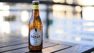 Nina Q es la primera agua tónica artenal producida en Rosario desde el año 2018.