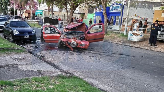 Colisión fatal: un menor habría conducido el Clío que chocó a la Saveiro