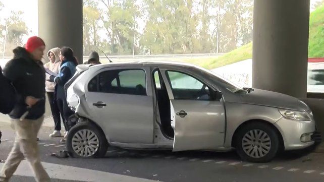 Uno de los vehículos se estrelló contra la barrera de hormigón tras el choque.