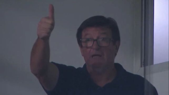 Todo okey. Alfredo Berti siguió el partido desde el palco y entregó momentos virales.