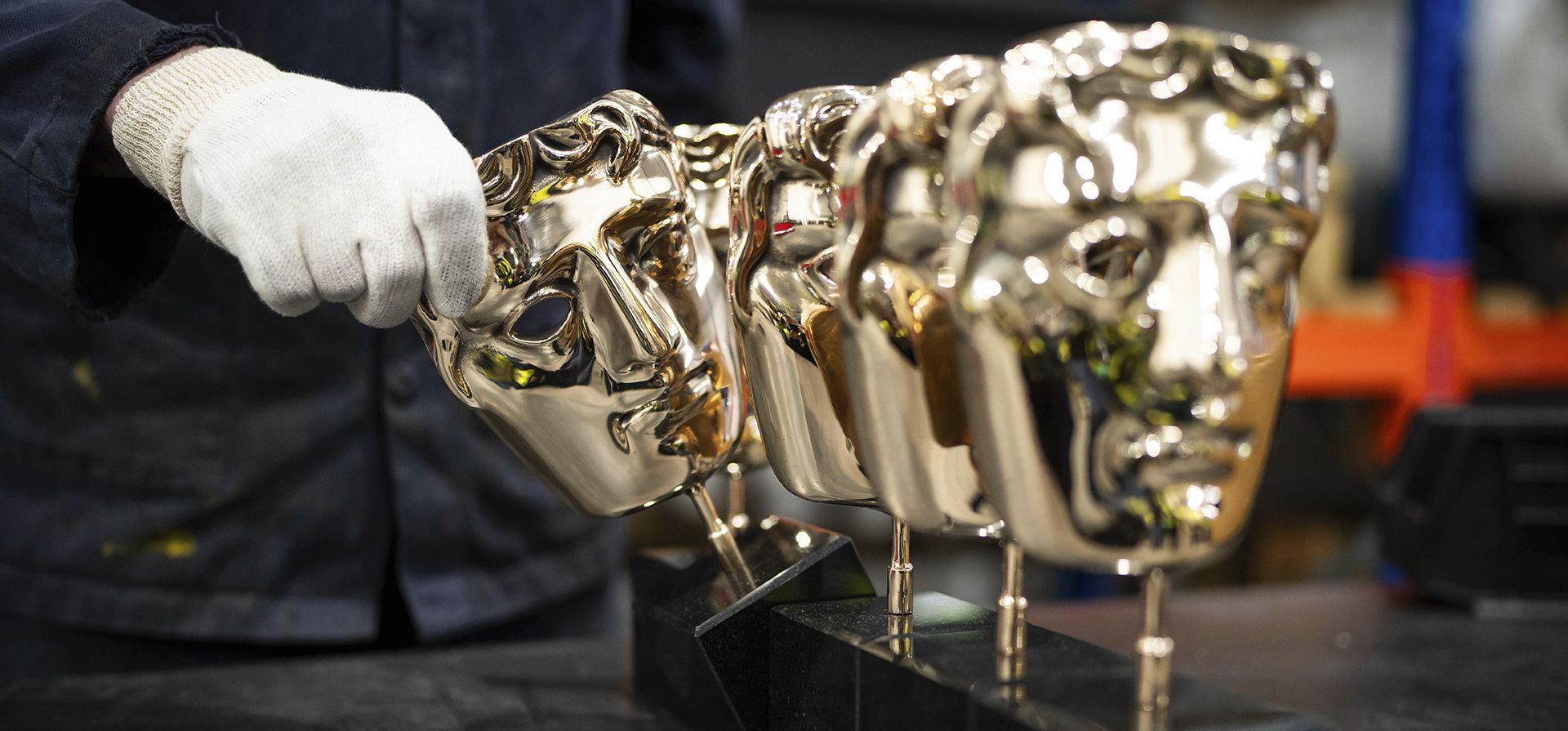 Un fundidor coloca una máscara completa de los Premios de Cine de la Academia Británica, entre otras, como parte del proceso para crear máscaras BAFTA en FSE Foundry en Braintree, Essex, el miércoles 24 de enero de 2024. (Scott A Garfitt/Invision/AP) Un fundidor coloca una máscara completa de los Premios de Cine de la Academia Británica, entre otras, como parte del proceso para crear máscaras BAFTA en FSE Foundry en Braintree, Essex, el miércoles 24 de enero de 2024. (Scott A Garfitt/Invision/AP)