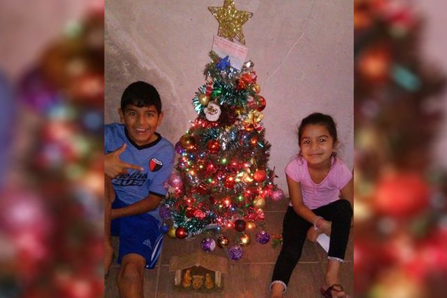 Emi Oscar nos dejó la foto de Juampi y Maia armando el arbolito