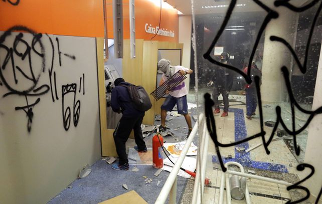Manifestantes rompen un cajero automático en la capital paulista.