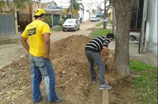 Conjunto. La vecinal agradeció la colaboración de la cuadrilla y del maquinista.