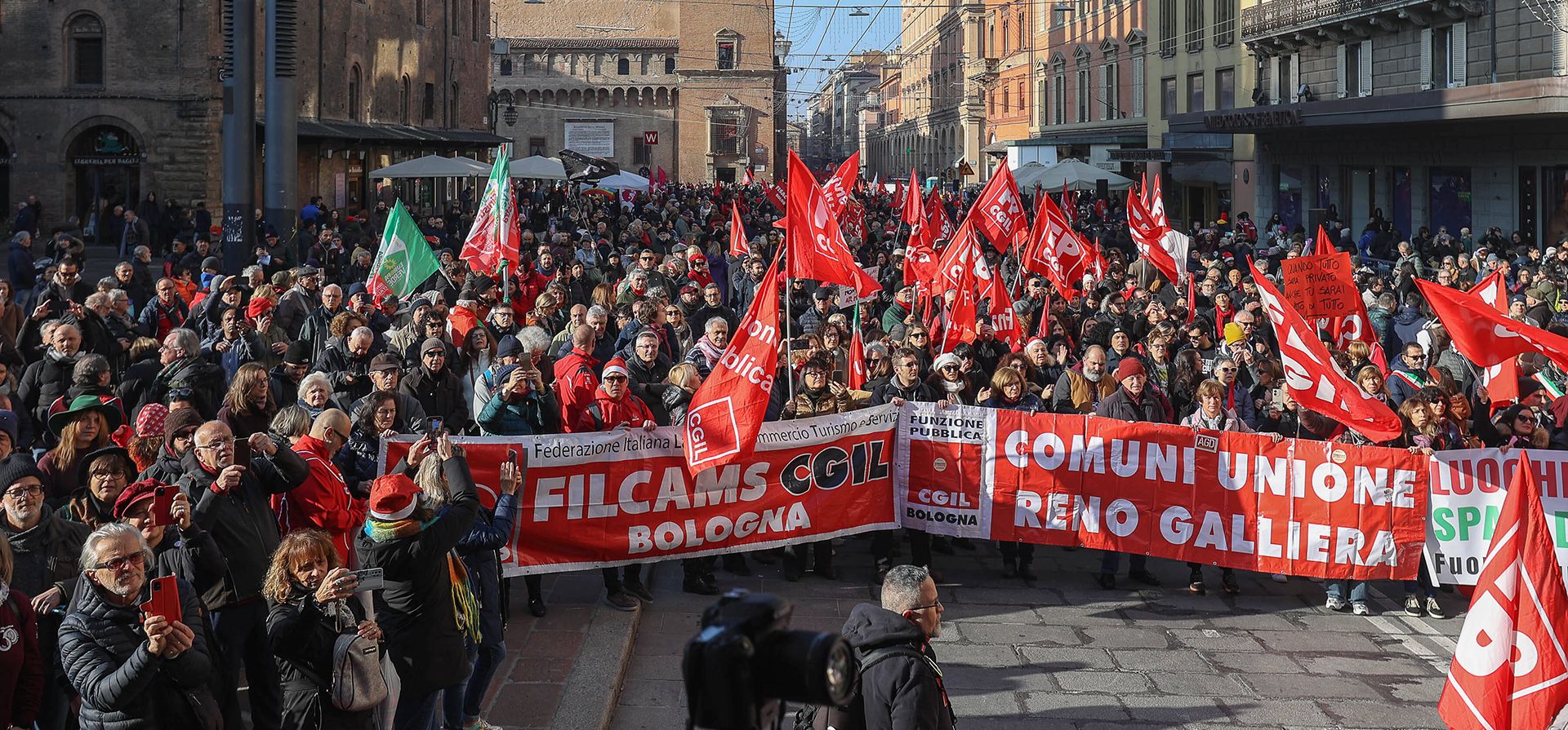 La gente se reúne con motivo de una huelga general convocada por el sindicato CGIL (Confederación General Italiana del Trabajo) para protestar contra la ley de presupuesto en Bolonia, Italia, el viernes 12 de diciembre de 2025. (Guido Calamosca/LaPresse vía AP) La gente se reúne con motivo de una huelga general convocada por el sindicato CGIL (Confederación General Italiana del Trabajo) para protestar contra la ley de presupuesto en Bolonia, Italia, el viernes 12 de diciembre de 2025. (Guido Calamosca/LaPresse vía AP)
