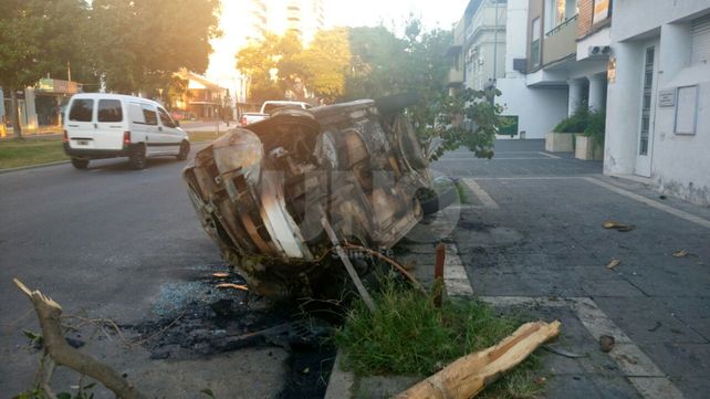 Un auto chocó contra un árbol, volcó y se incendió en Bulevar Gálvez
