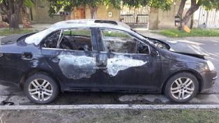 Dos autos quemados en la madrugada del jueves