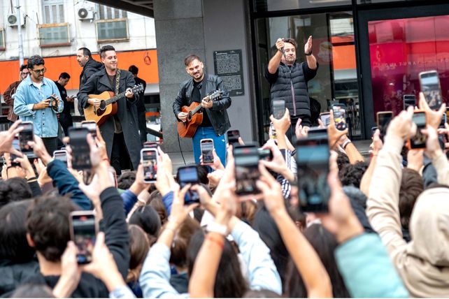 Tan Biónica llegó a Rosario sin previo aviso y dio un show express en el Fontanarrosa