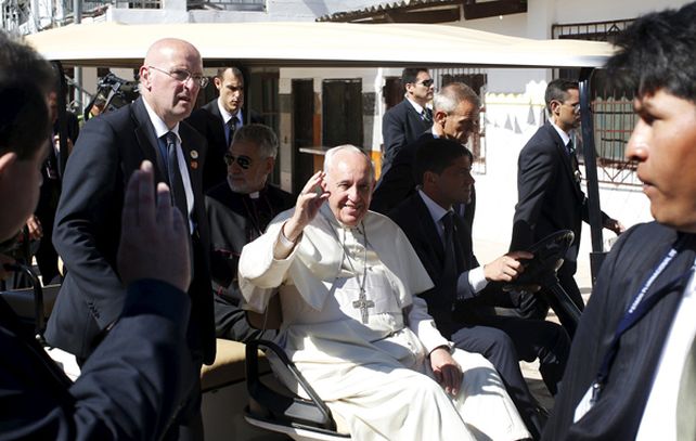 El papa Francisco saluda a los fieles al abandonar la prisión de Palmasola