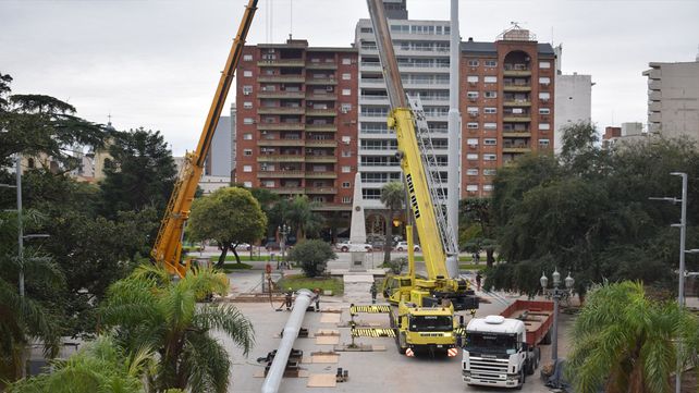 La plaza 25 de Mayo tiene nuevos mástiles