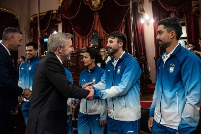 Frigerio junto a los deportistas.