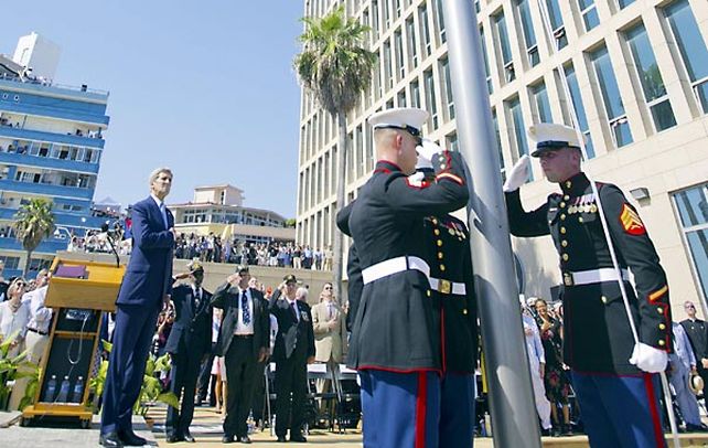 Tras más de cinco décadas. Marines izan la bandera de las barras y estrellas en la nueva embajada de EEUU.