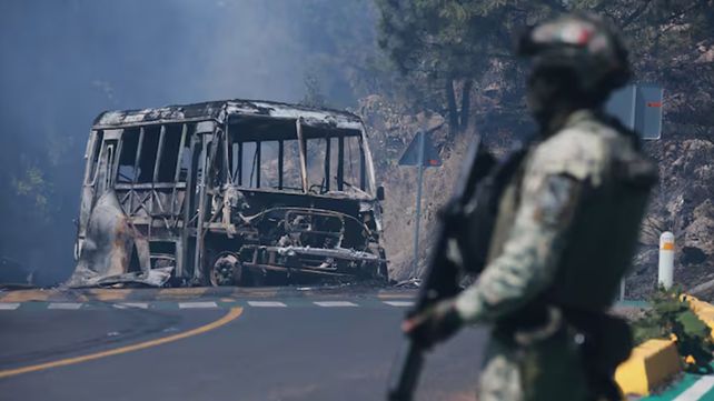 Fuerte operativo de seguridad para recibir el cuerpo del narcotraficante mientras se reportan ataques del Cártel de Jalisco en varias ciudades de México