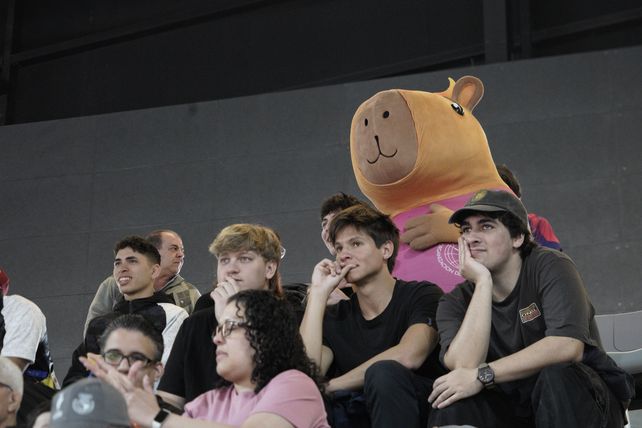 El famoso Capi, mascota de los Juegos Suramericanos, apoyó a Agustina De Lucía desde la tribuna del Invencible Rosario.