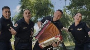 La Policía de Córdoba volvió a romper el molde con un spot al ritmo de Miranda!
