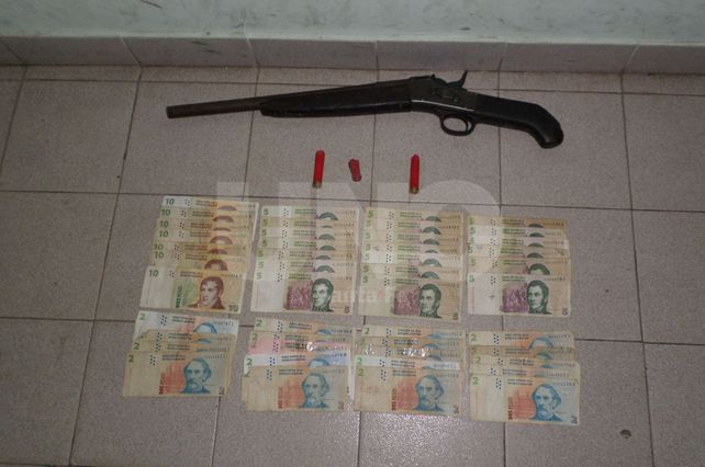El pistolón y dinero secuestrado.