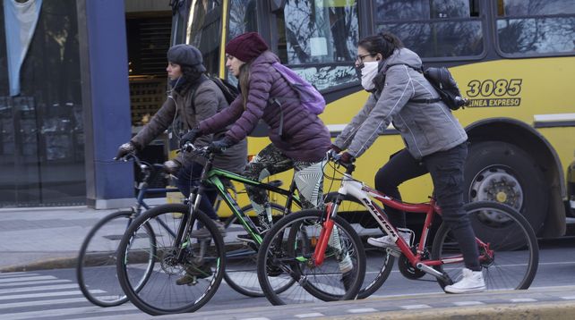 Los rosarinos a abrigarse para enfrentar las bajas temperaturas del invierno.&nbsp; 