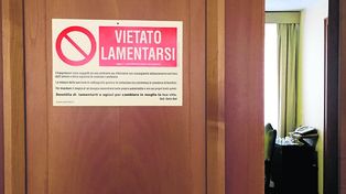 Prohibido quejarse: el cartel que el Papa colgó en su cuarto