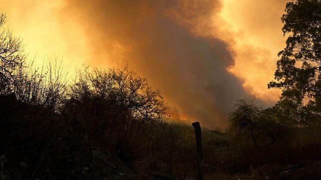 Hay decenas de focos de incendios en Córdoba que afectan localidades del Valle de Calamuchita. Trabajan 700 brigadistas