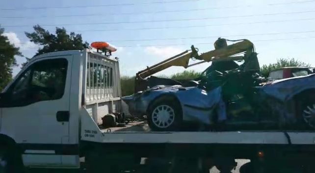 El auto aplastado por el camión quedó como si hubiera sido triturado en una compactadora