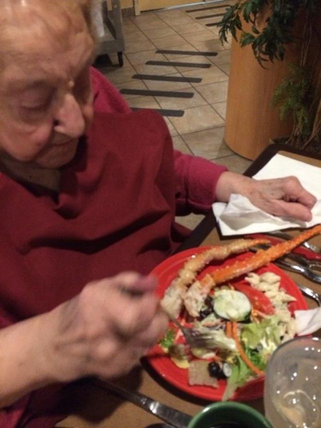Llevó de fiesta a su abuela y le hizo un tatuaje