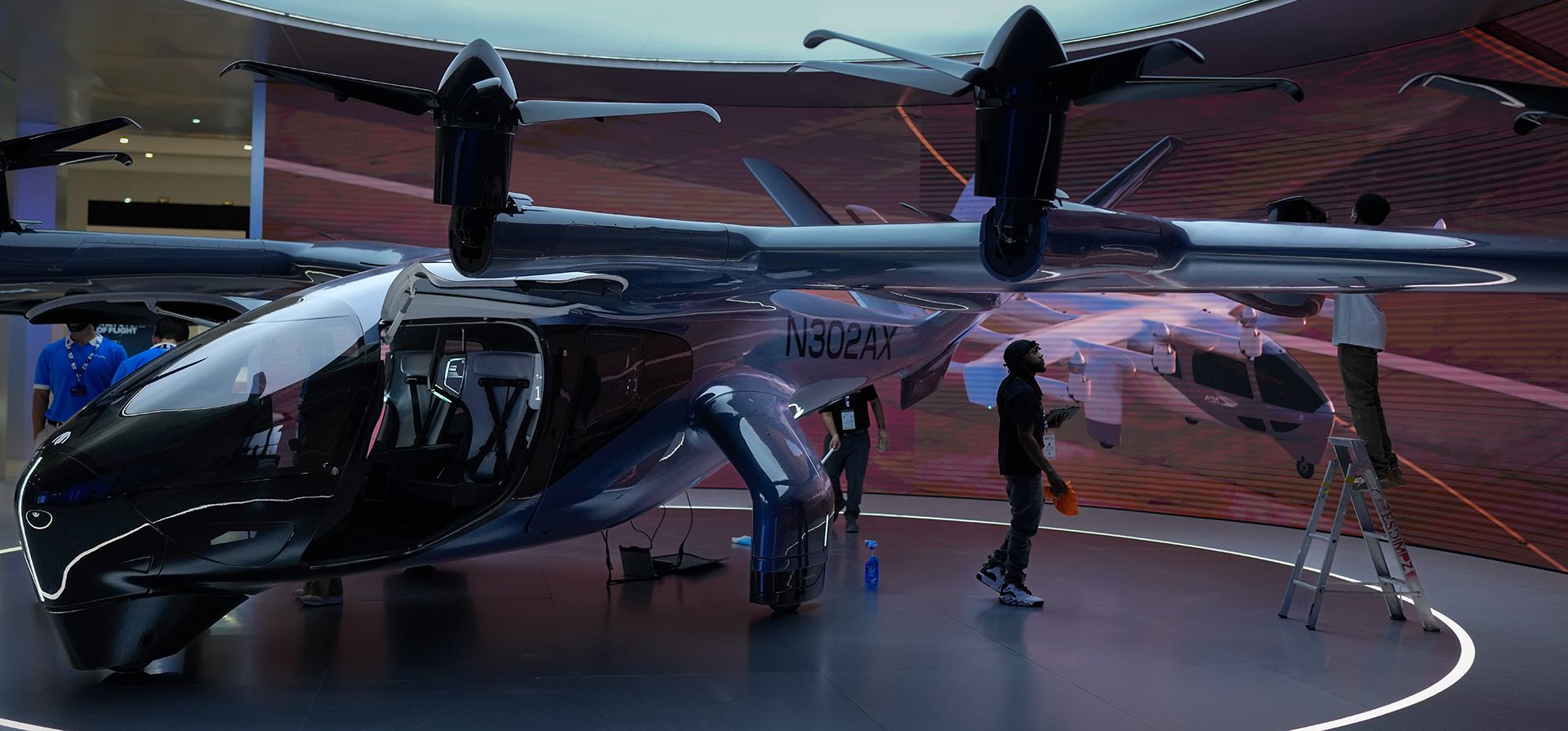 Taxi aéreo eléctrico fabricado por Archer Aviation Inc., una empresa con sede en Estados Unidos, durante su exhibición en el Salón Aeronáutico de Dubái, Emiratos Árabes Unidos, el martes 18 de noviembre de 2025. (Foto AP/Altaf Qadri) Taxi aéreo eléctrico fabricado por Archer Aviation Inc., una empresa con sede en Estados Unidos, durante su exhibición en el Salón Aeronáutico de Dubái, Emiratos Árabes Unidos, el martes 18 de noviembre de 2025. (Foto AP/Altaf Qadri)