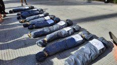 exhiben bolsas mortuorias con nombres de funcionarios en la puerta de la rosada exhiben bolsas mortuorias con nombres de funcionarios en la puerta de la rosada