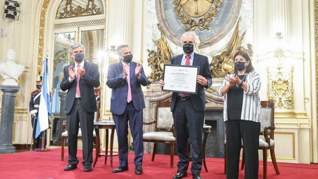Alberto Fernández encabezó el acto de este viernes y entregó distinciones a los científicos destacados.