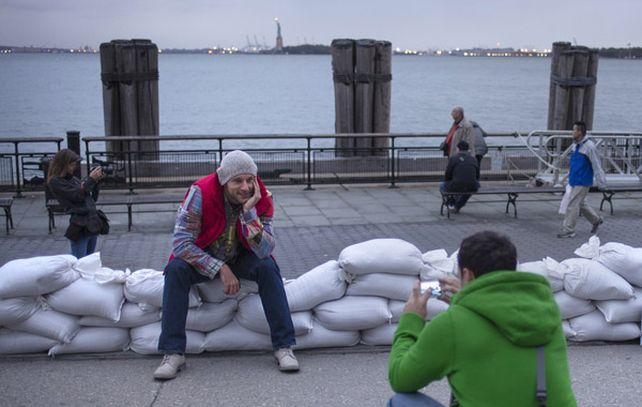 Un joven posa para la foto sobre las filas de contención en Manhattan. (Foto: AP)