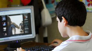 Niño adicto a internet es encadenado