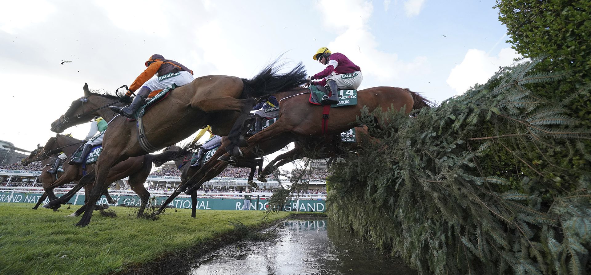 Noble Yeats, montado por Sam Waley-Cohen en el centro, despeja el salto de agua camino a ganar la carrera de caballos Grand National en Aintree, Liverpool, Inglaterra, el sábado 9 de abril de 2022. (Foto AP/Jon Super, Archivo) Noble Yeats, montado por Sam Waley-Cohen en el centro, despeja el salto de agua camino a ganar la carrera de caballos Grand National en Aintree, Liverpool, Inglaterra, el sábado 9 de abril de 2022. (Foto AP/Jon Super, Archivo)