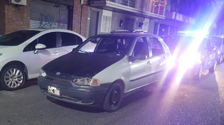 Los ladrones de ruedas de auxilio sorprendidos en un Fiat Palio, actuando en barrio Martin.&nbsp;