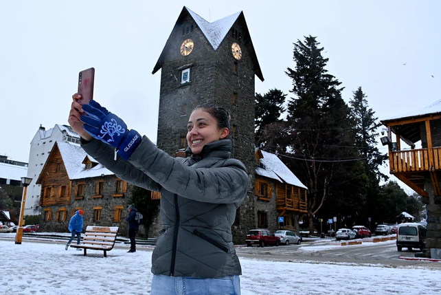 El temporal de nieve llegó al centro de Bariloche y ya acumuló medio metro en los barrios