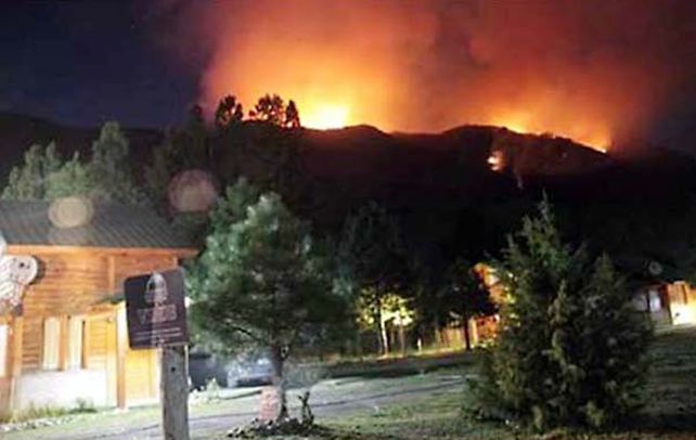 lago puelo. Los brigadistas lograron controlar los tres focos desatados
