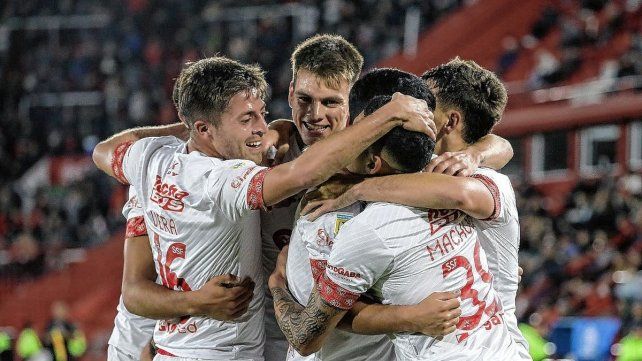 Los Jugadores de Unión festejan el tanto de Luna Diale.
