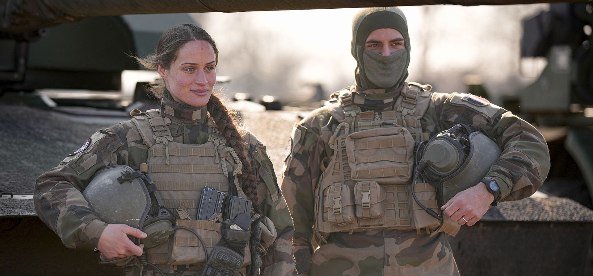 Los miembros de la tripulación de un tanque de batalla principal de Leclerc se paran durante un ejercicio conjunto francés-estadounidense que involucró lanzacohetes HIMARS y MLRP y en un campo de tiro en Capu Midia, en la costa del Mar Negro, Rumania, el jueves 9 de febrero de 2023. (Foto AP/Andreea Alexandru)