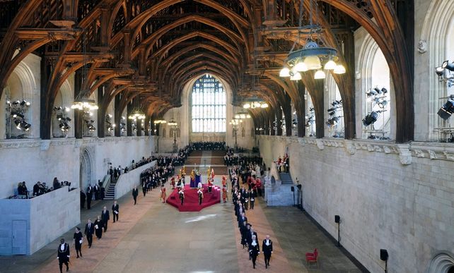 Miles de personas desfilaron para entrar a la capilla ardiente de la reina Isabel II