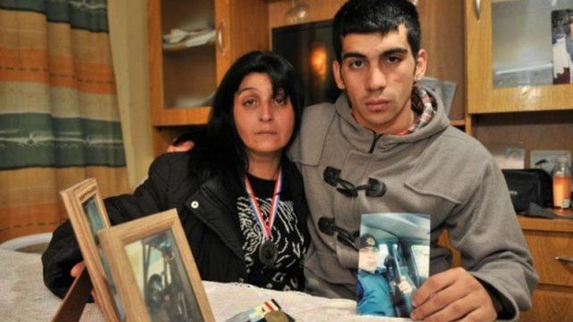 Unidos. Nancy y Lucas Scarfone -madre e hijo- días después que mataron a Pablo Cejas en Bº Yapeyú.