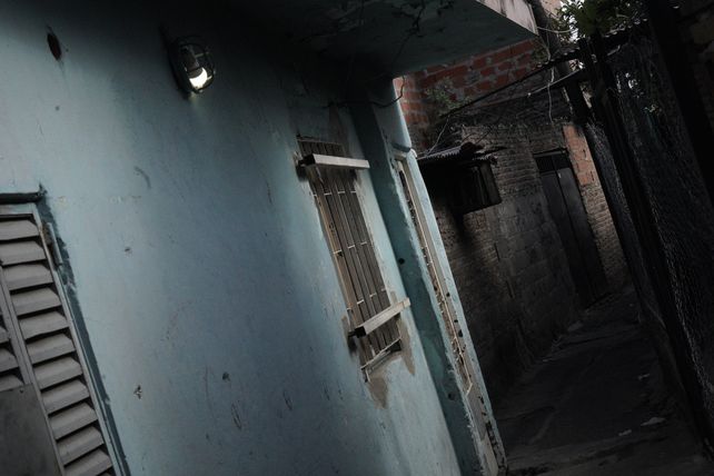 La casa de la víctima está ubicada en un pasillo que conecta a las calles Ayacucho y Alem a la altura 4000.