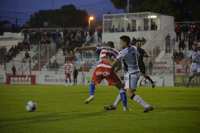 Una postal del partido. Paraná intenta All Boys marca. Foto UNO Mateo Oviedo.&nbsp;