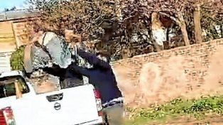 Video: ataron a un ladrón y lo arrojaron violentamente al móvil policial
