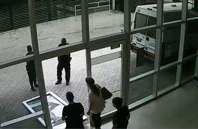 Peligroso e insólito: así se desplomó una puerta de ingreso en el Cemafé