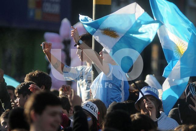 Los santafesinos deliraron a puro festejo con el triunfo agónico de Argentina frente a Suiza
