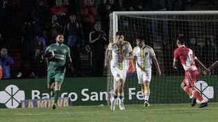 Broun recibió dos goles en los que no pudo hacer mucho más. Lo saliente es que volvió a jugar.