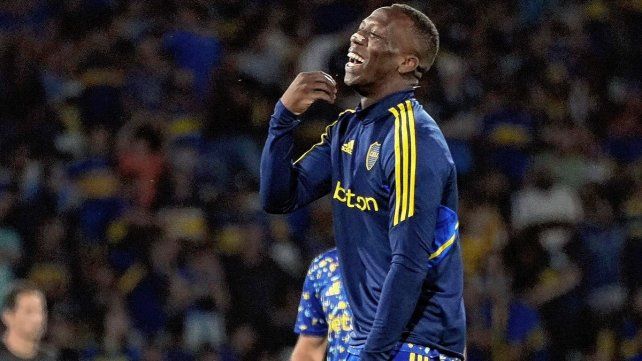 Luis Advíncula renovó su contrato en Boca.