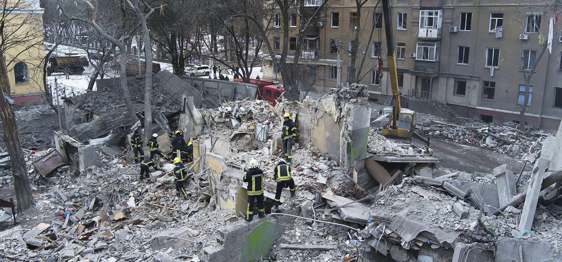 Rescatistas trabajan en la escena de un edificio de apartamentos alcanzado por un cohete ruso en Kramatorsk, Ucrania, el jueves 2 de febrero de 2023. (Foto AP/Yevgen Honcharenko)