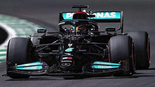 El británico se impuso en una carrera con mucha fricción.