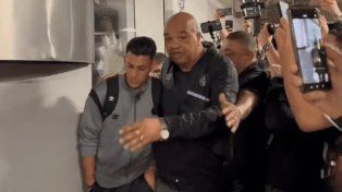 Cristian Pavón es llevado por la Policía brasileña.